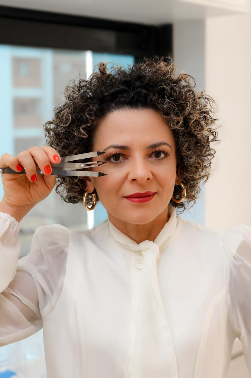 Monica Borges — especialista em design de sobrancelhas